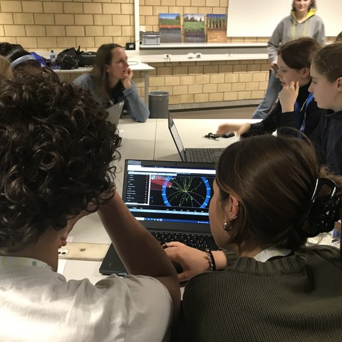 Analyse der LHC Daten. Vergrösserte Ansicht