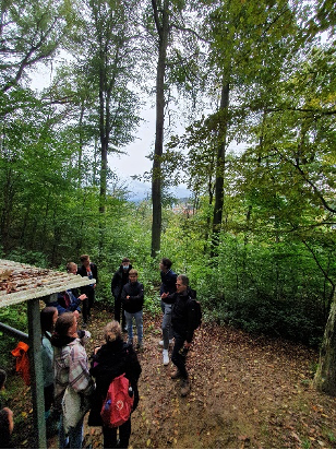 Die Klasse vor dem Eingang zur Wasserleitung