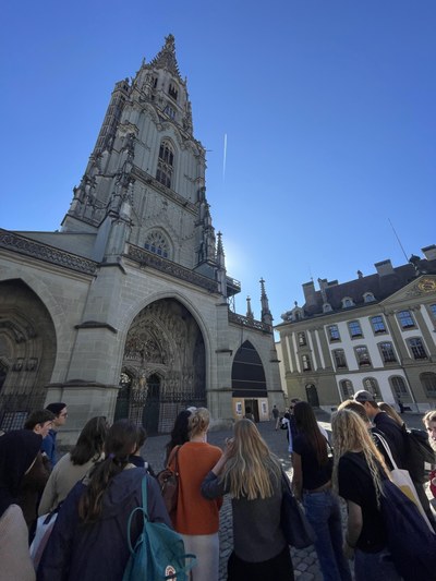 Vor dem Berner Münster.jpeg