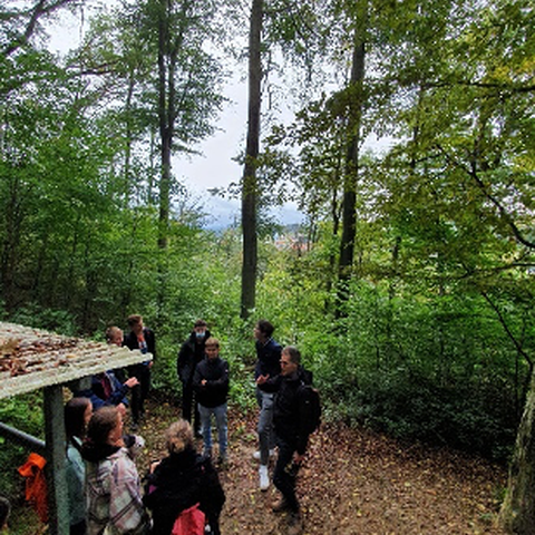 Die Klasse vor dem Eingang zur Wasserleitung. Vergrösserte Ansicht