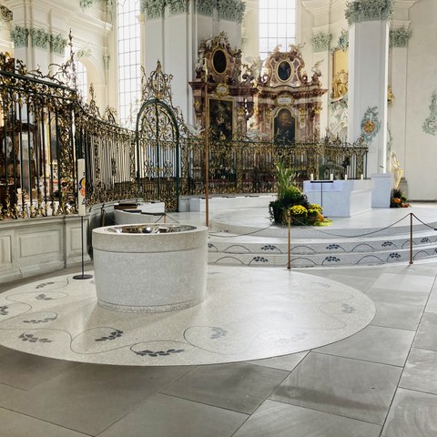 Altar (entworfen von Caruso St John Architekten). Vergrösserte Ansicht