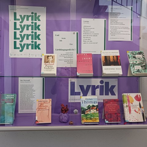 2025, Vitrine Nr. 1 | Lyrik. Vergrösserte Ansicht