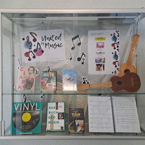 2025, Vitrine Nr. 3 | Musik. Vergrösserte Ansicht