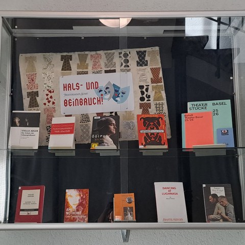 2025, Vitrine Nr. 6 | Hals- und Beinbruch! Theatersaison-Start 2025. Vergrösserte Ansicht