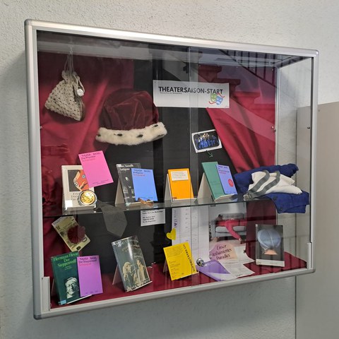 2024, Vitrine Nr. 1 | Theater. Vergrösserte Ansicht