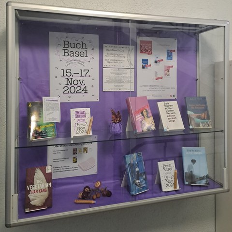 2024, Vitrine Nr. 2 | Literatur, BuchBasel. Vergrösserte Ansicht